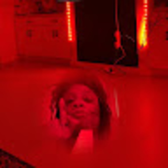 Meet your Posher, Yikessmia - Picture 1 of 1